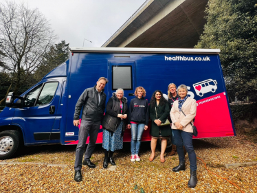 Tobias Ellwood meets with the Health Bus